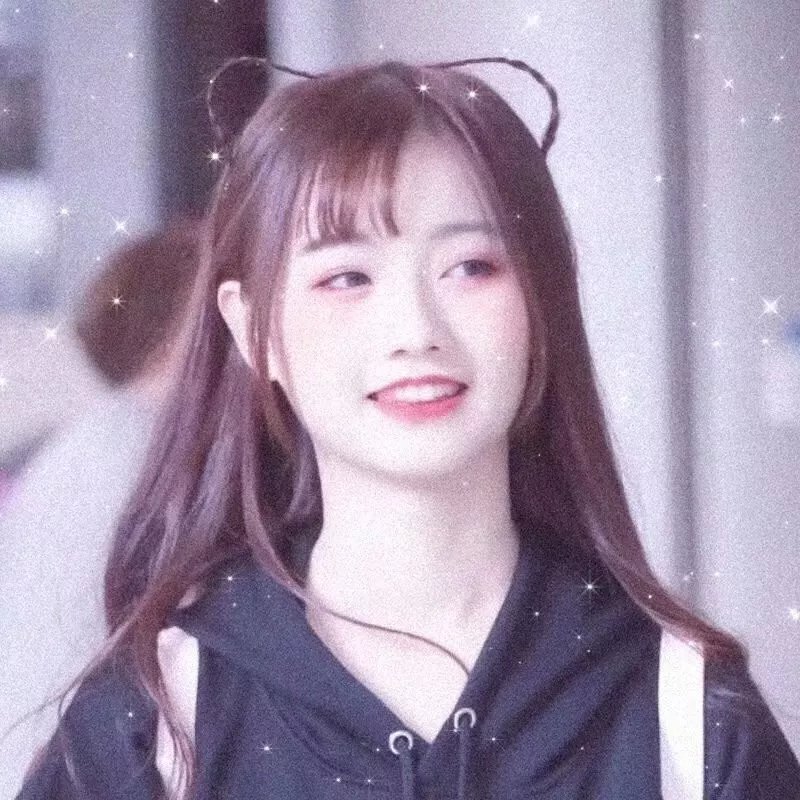 红毯女星一袭亮红礼服